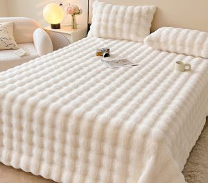 Faux rabbit fur throw blanket—suitable for office naps, air-conditioned rooms, or as a sofa throw; a thickened, fleece-lined winter blanket that can also serve as a small quilt or shawl.