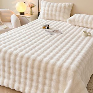 Faux rabbit fur throw blanket—suitable for office naps, air-conditioned rooms, or as a sofa throw; a thickened, fleece-lined winter blanket that can also serve as a small quilt or shawl.